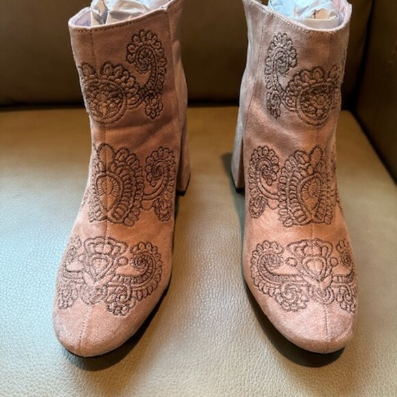 A RIDER GIRL DUSTY PINK SUEDE ANKLE BOOTS WITH EMBROIDERED FRONT DESIGN.  SZ 7 - Picture 2 of 8